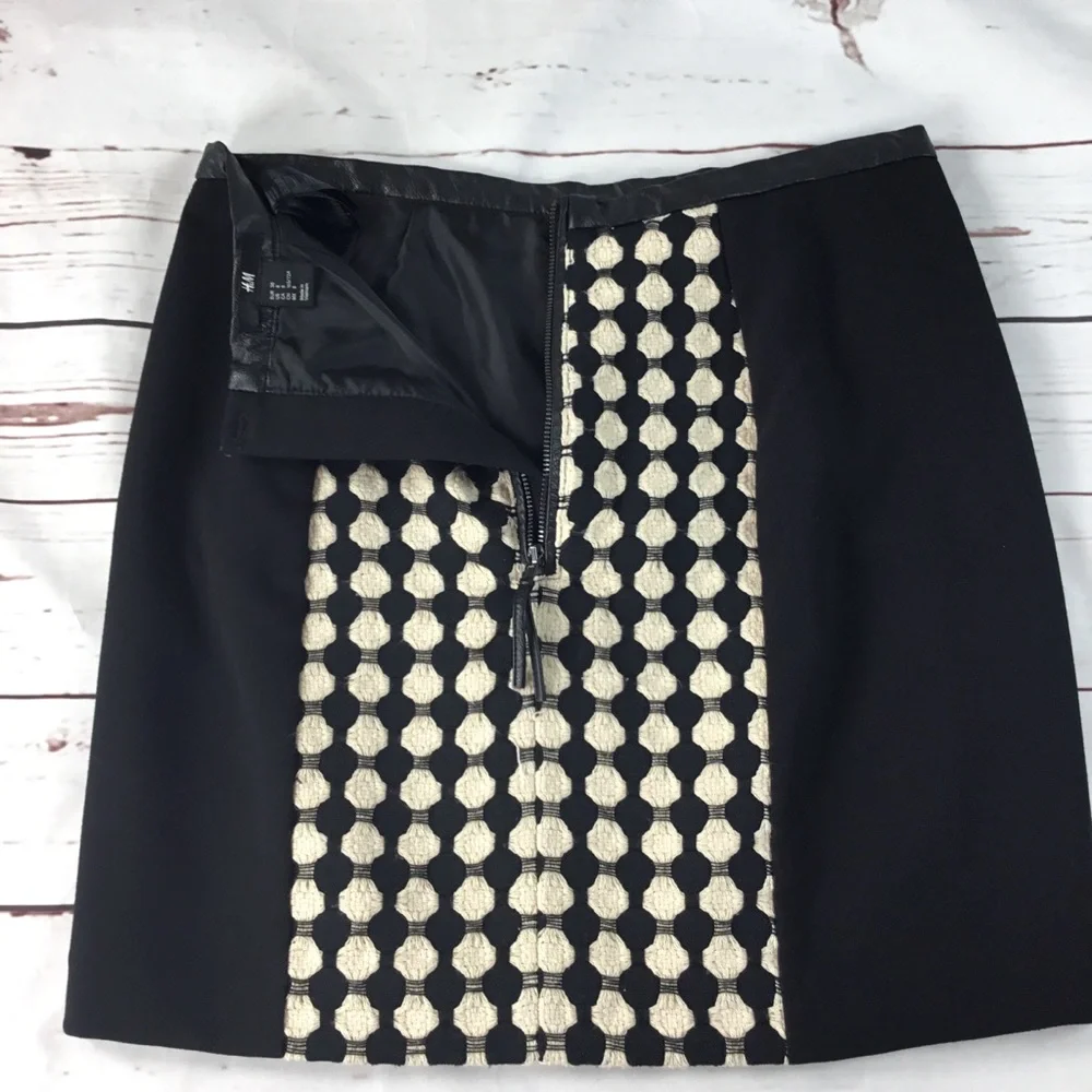 H&M‎ Black & Cream Skirt. Size 8.